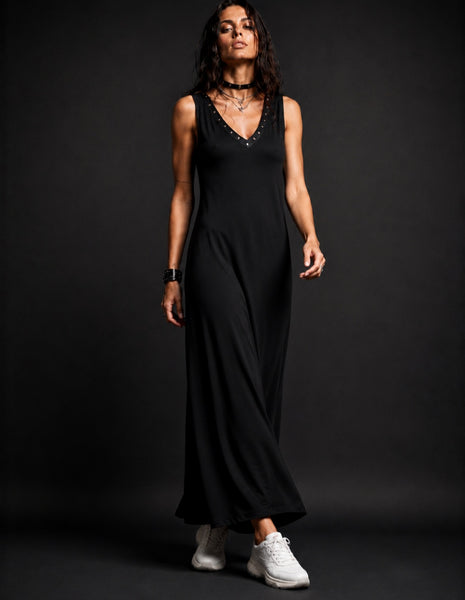 Vestido pico tachuelas